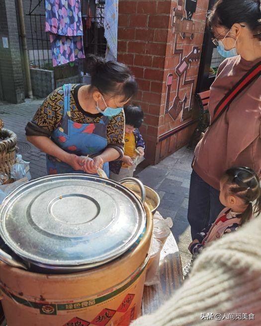 重庆嬢嬢在路边卖特色早餐，5元1个纯手工制作，排队1小时也值  -图2