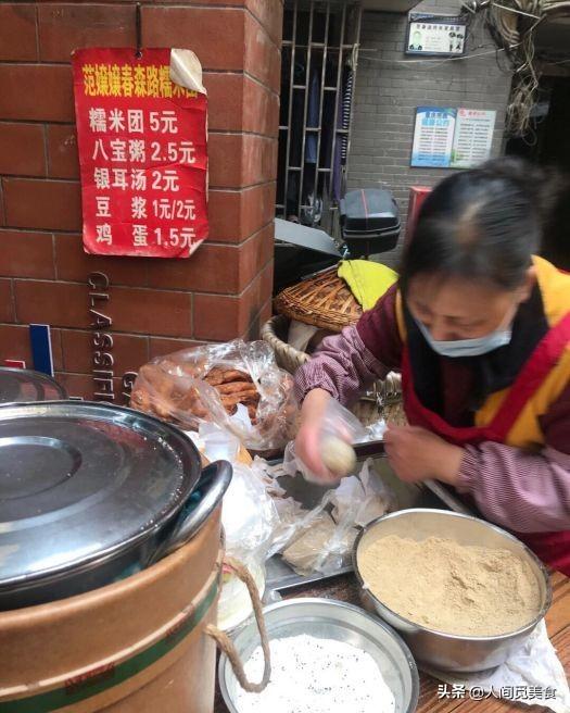 重庆嬢嬢在路边卖特色早餐，5元1个纯手工制作，排队1小时也值  -图1