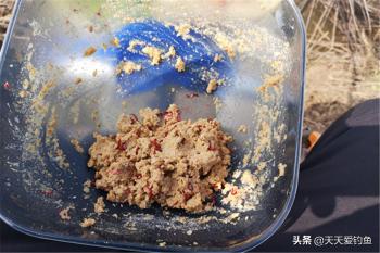 冬季天冷吃口差，这4种饵最受鲫鱼欢迎，别不信，比商品饵更好用  -图4