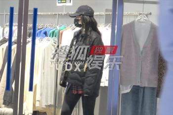 刘亦菲现身买手店扫货 穿短袖试衣服打扮低调  -图2