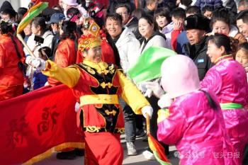 寒风挡不住热情 黄河岸边真红火  -图1